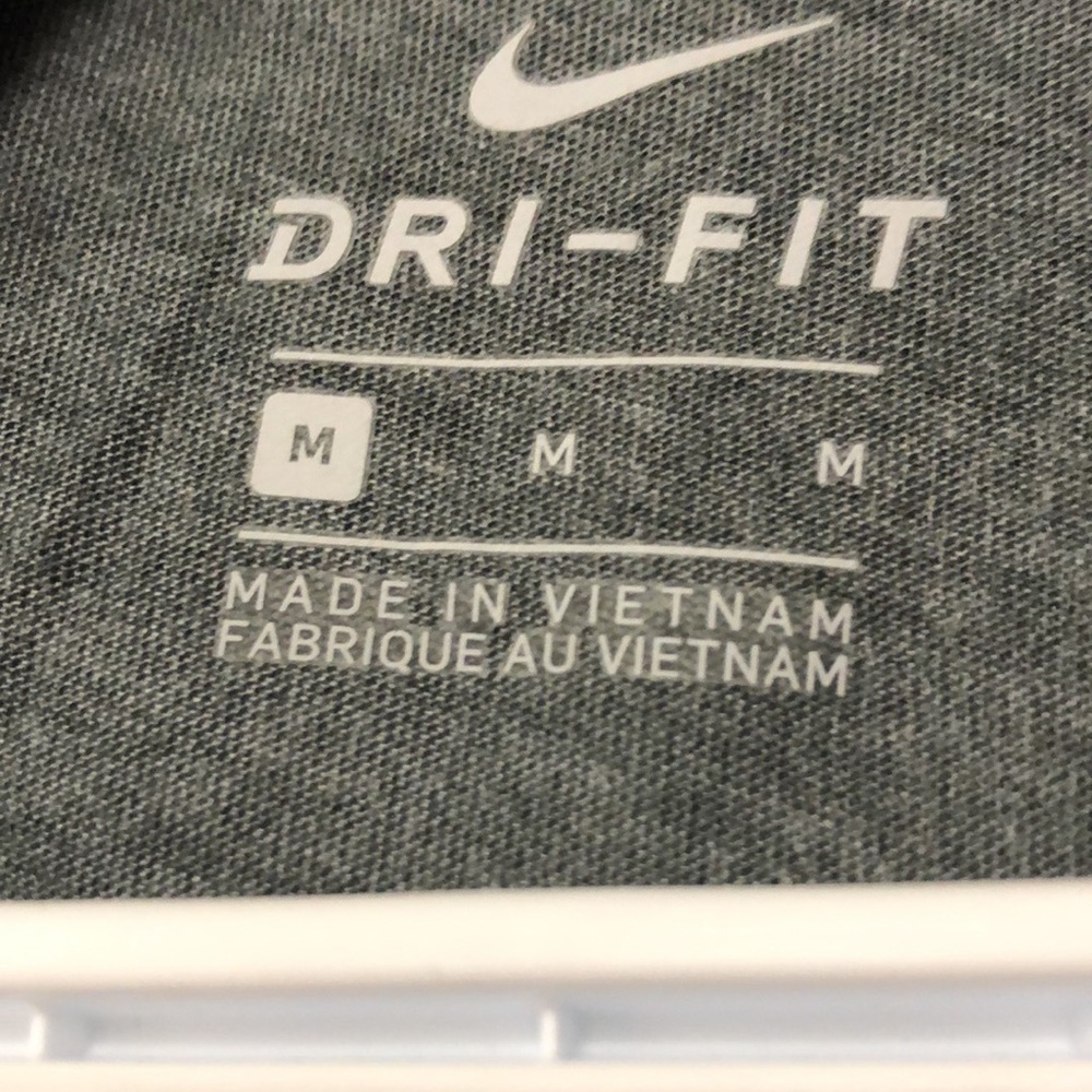 💕💕 Host pick⭐️⭐️⭐️- Nike ladies dri-fit workout top - Picture 2 of 6